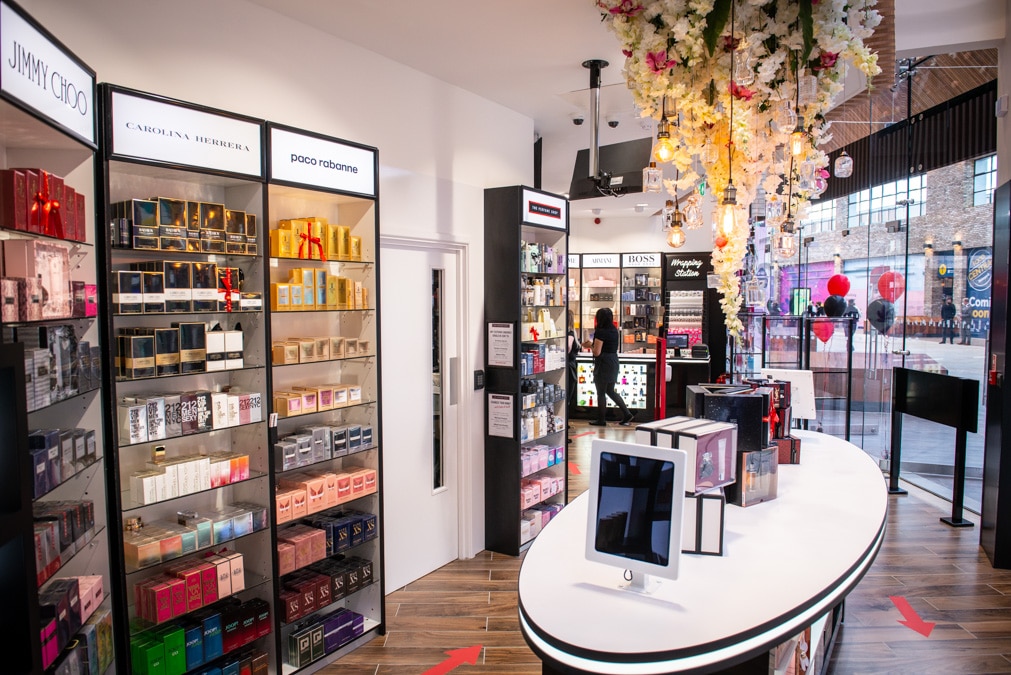 Mẫu showroom nước hoa tối giản của Chị Trang tại Quận 9