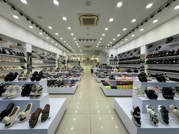 Mẫu shop giày dép trẻ trung của Anh Nam tại Quận 3, Thành phố Hồ Chí Minh