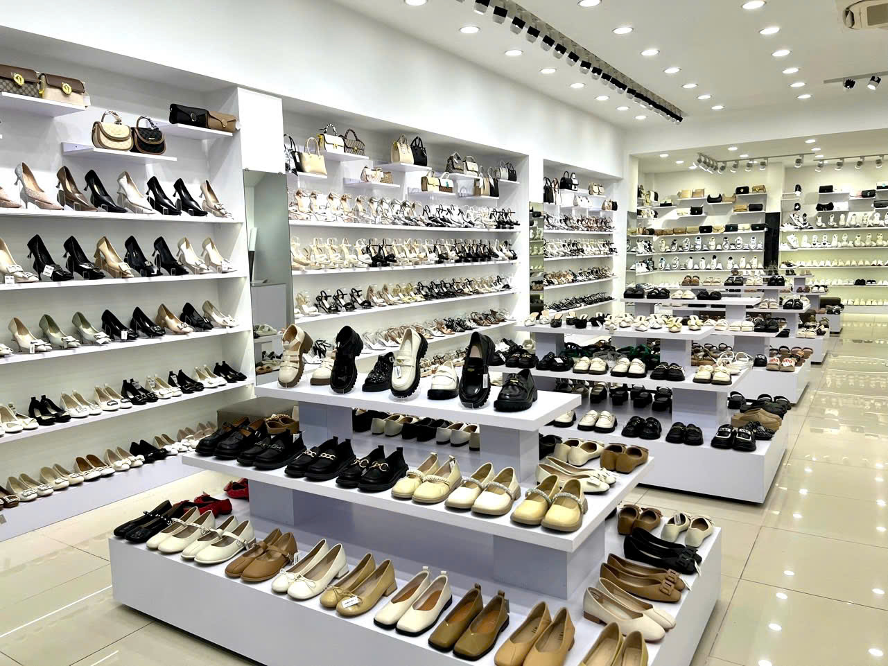 Mẫu shop giày dép trẻ trung của Anh Nam tại Quận 3, Thành phố Hồ Chí Minh
