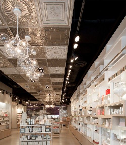 Mẫu thiết kế showroom mỹ phẩm tân cổ điển của Chị Trang tại Quận Bình Thạnh