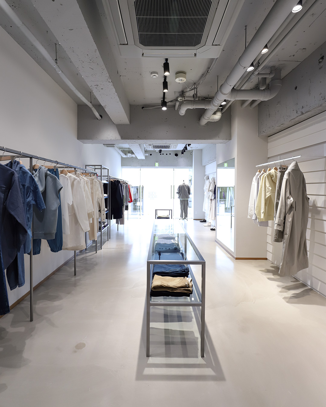 Mẫu thiết kế shop quần áo nam thể thao của Anh Tiến tại Quận 7, TPHCM