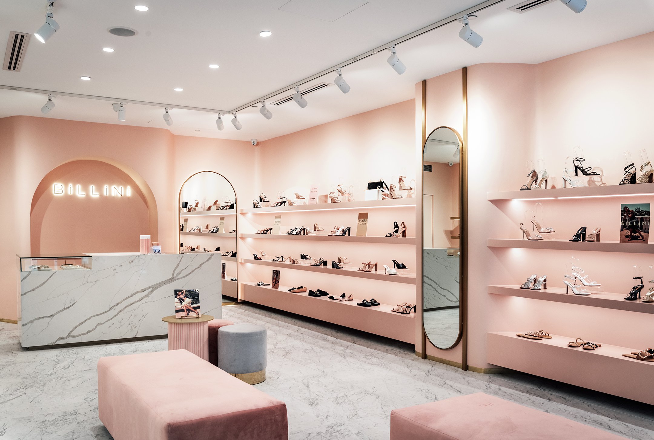 Mẫu showroom giày dép phong cách Hàn Quốc của Chị Thảo tại Quận 9, Thành phố Hồ Chí Minh