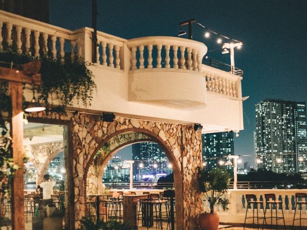 Quán Rooftop Chạng Vạng view thành phố ven sông