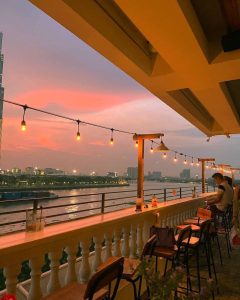 Quán Rooftop Chạng vạng Trần Não view sống