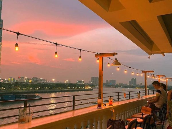 Quán Rooftop Chạng vạng Trần Não view sống