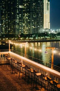 View quán Rooftop Chạng Vạng ở Trần Não đẹp lắm