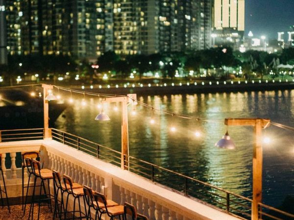 View quán Rooftop Chạng Vạng ở Trần Não đẹp lắm