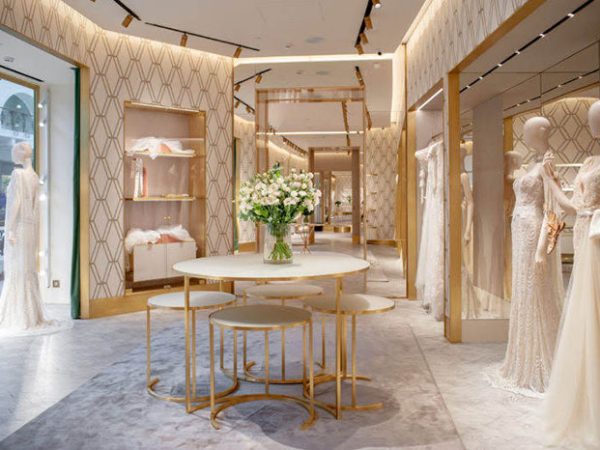 Mẫu thiết kế showroom áo cưới phong cách mạ vàng