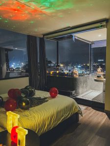 Phòng ngủ phong cách lãng mạn tinh tế với chiếc bồn tắm view thành phố Đà Lạt | Trọng Design