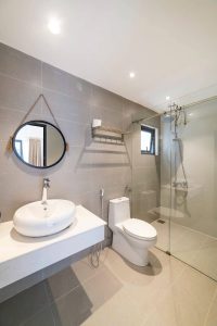 Toilet đẹp sạch sẽ tone sáng