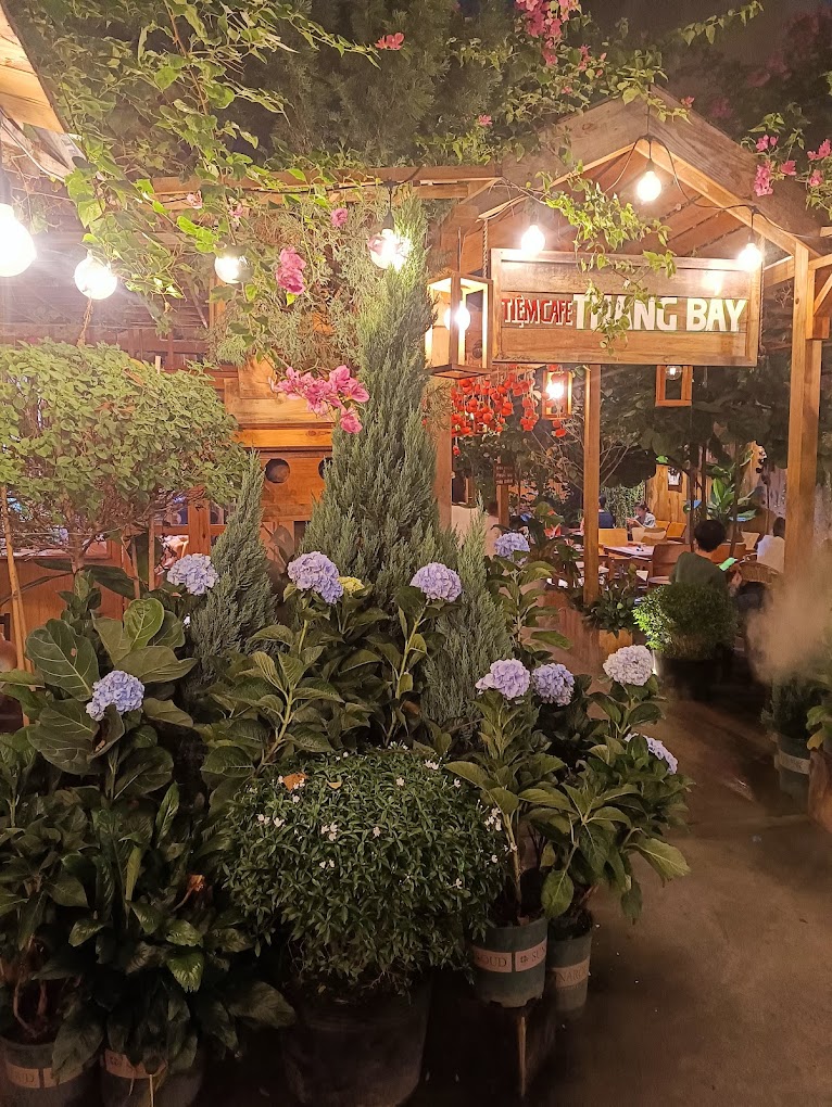 Tiệm cà phê Tháng Bảy