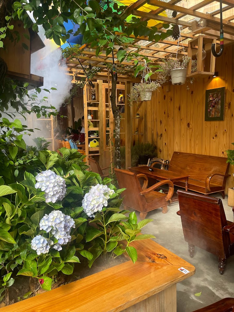 Tiệm cà phê Tháng Bảy