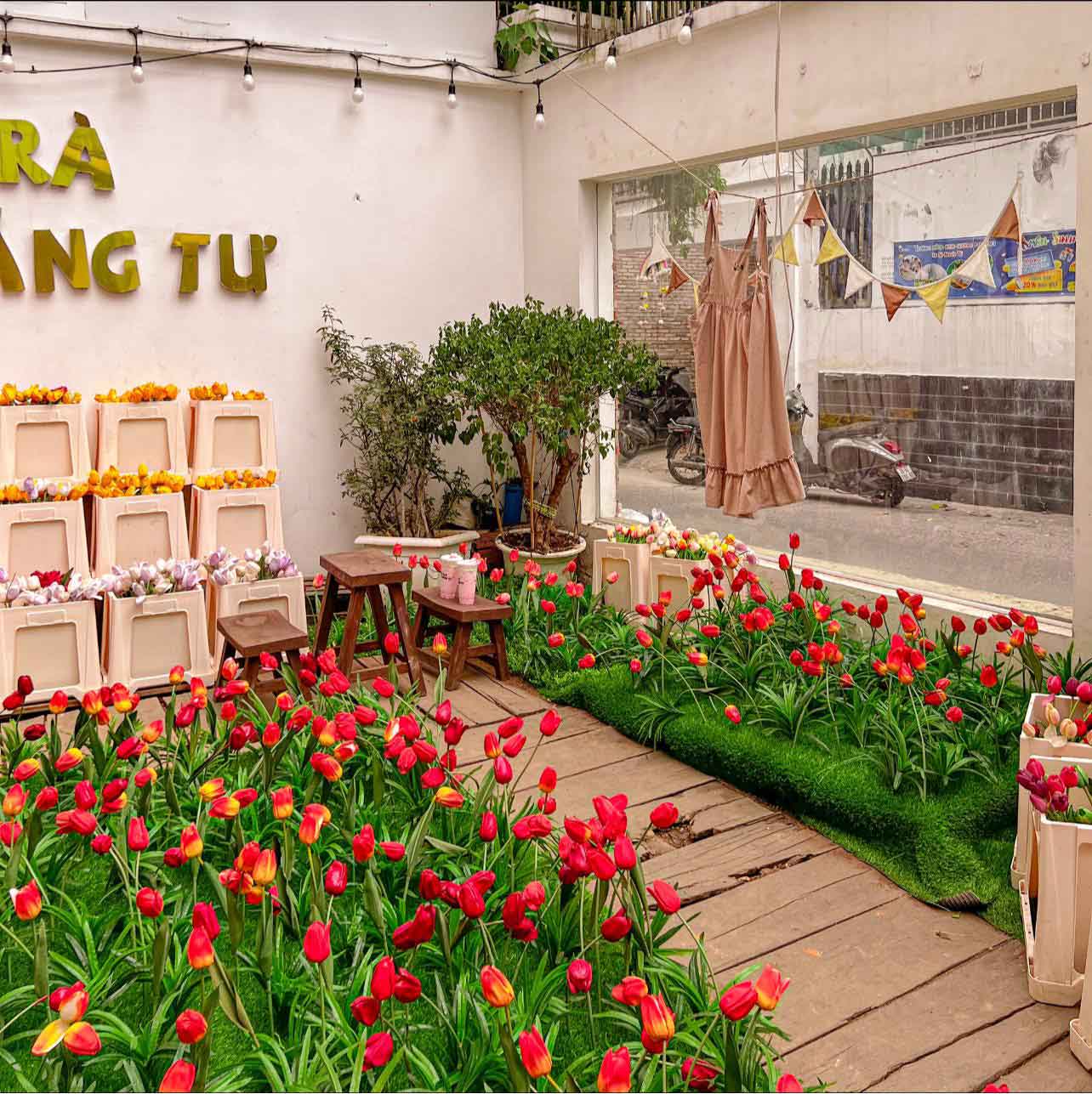 Tiệm Trà tháng Tư