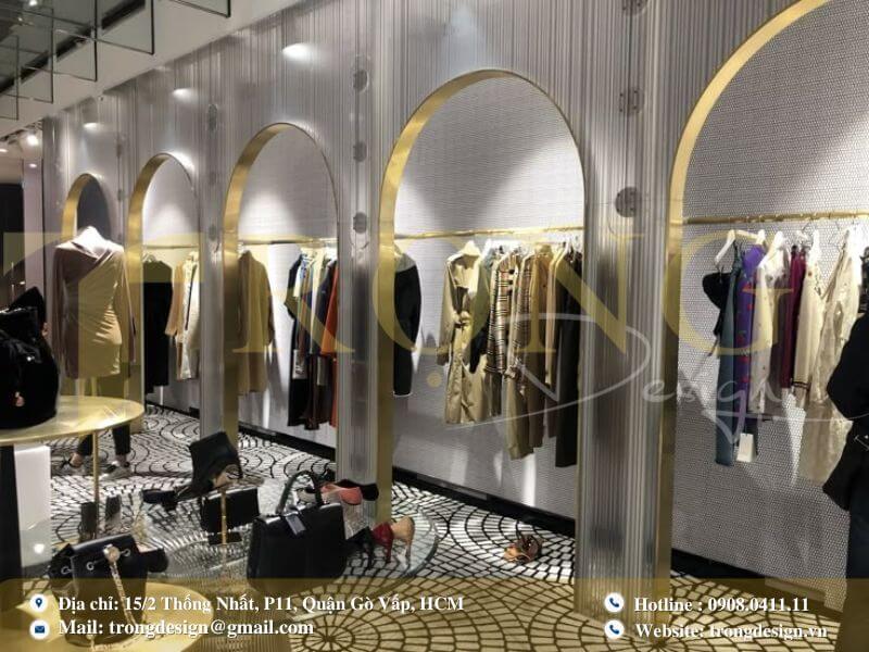 Thiết kế cửa hàng sang trọng và cổ điển với vòm cửa viền vàng.