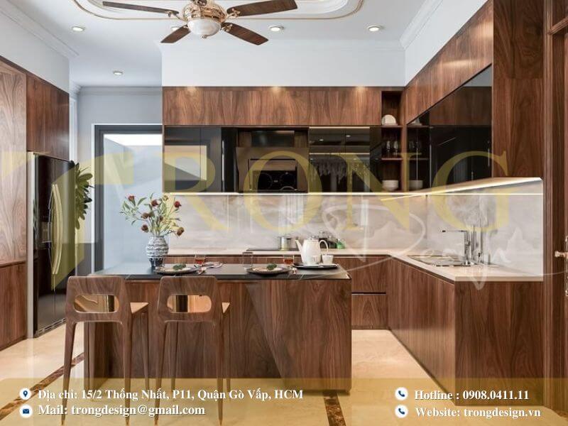 Bếp hiện đại sang trọng với tủ bếp gỗ và đảo bếp oval liền bàn ăn