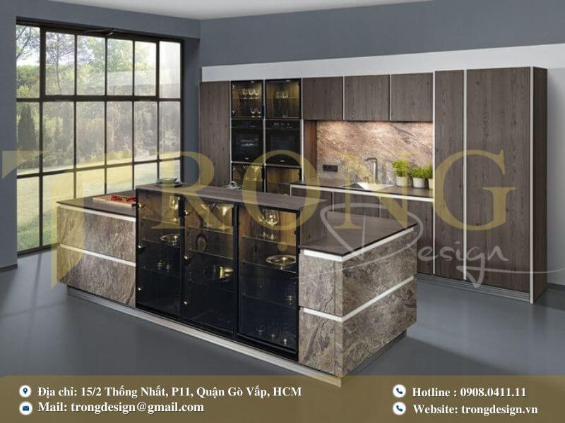 Bếp hiện đại cá tính với đảo bếp chữ U, tủ bếp đỏ bóng và đèn thả hình học.