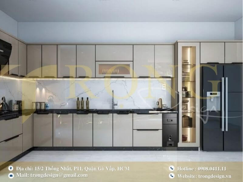 Bếp sang trọng với đảo bếp ốp đá, bàn ăn dài bằng gỗ và tủ bếp.