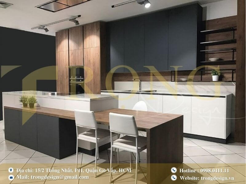 Bếp gỗ trắng hiện đại, đảo bếp rộng.