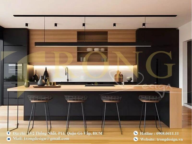 Phòng bếp hiện đại với tông màu đen và gỗ sáng, tối giản và sang trọng.