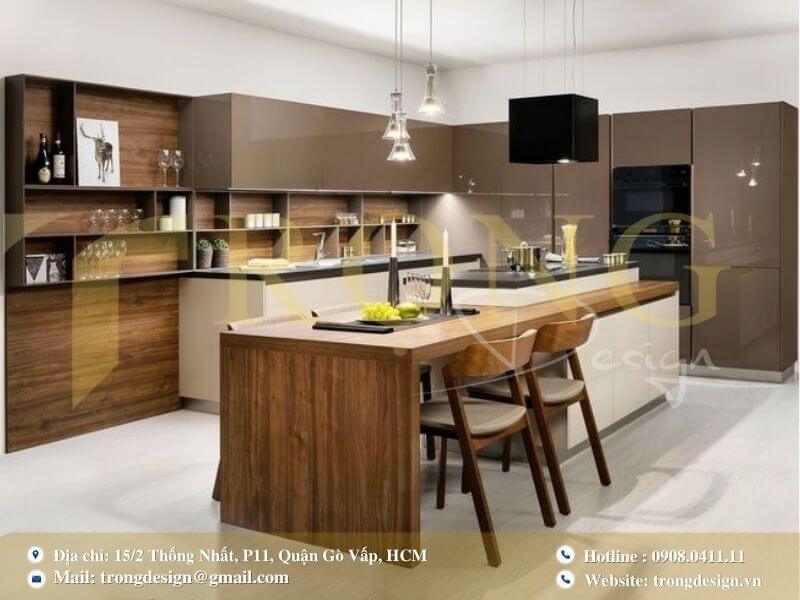 Phòng bếp hiện đại, tinh tế với tông màu nâu be và gỗ óc chó.