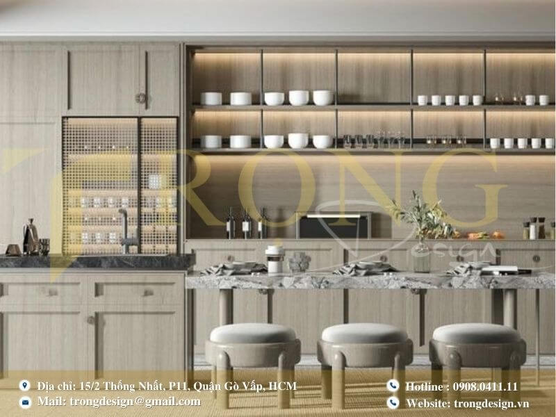 Phòng bếp mộc mạc, tinh tế với tông gỗ sáng và chi tiết độc đáo.