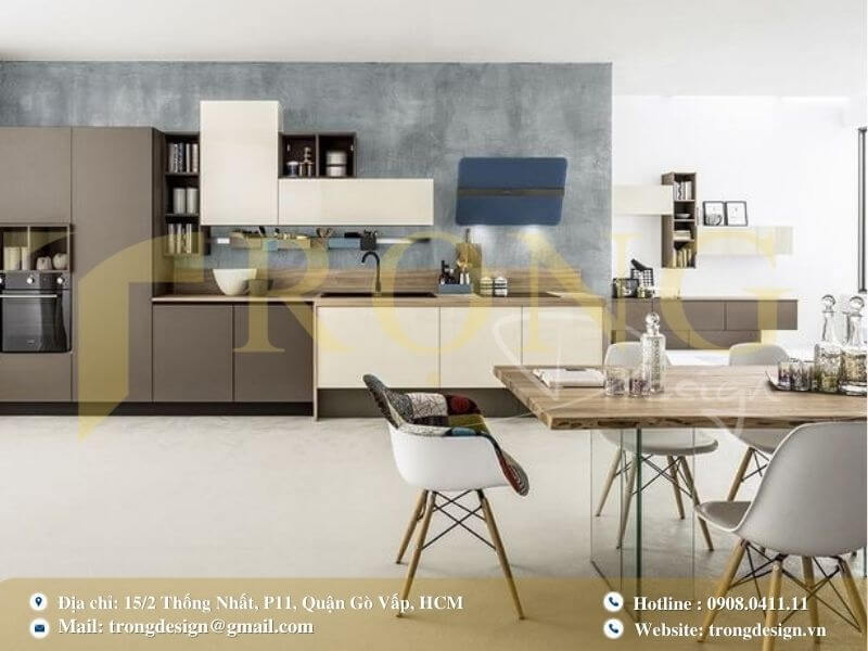 Bếp hiện đại, tối giản với đảo bếp lớn và không gian mở, thoáng đãng.