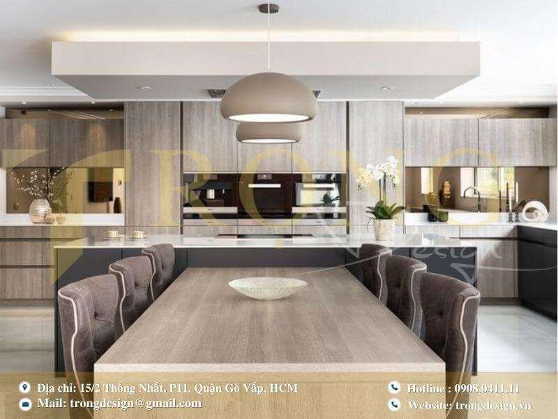 Bếp hiện đại, ấm cúng với tông màu be và điểm nhấn vàng đồng.