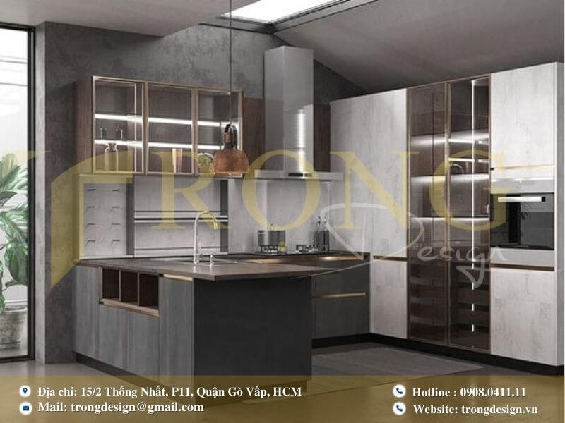 Phòng bếp công nghiệp và ánh sáng tự nhiên từ giếng trời.