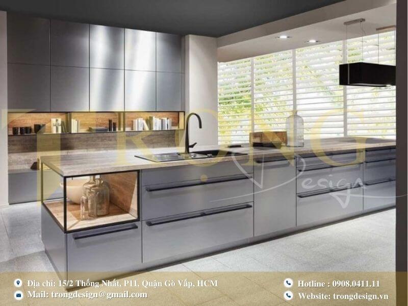 Bếp hiện đại, tiện nghi với tủ màu xám ghi và đảo bếp đa năng.
