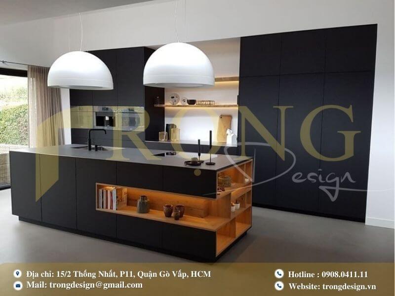 Bếp hiện đại, tươi sáng với tông màu trắng chủ đạo và điểm nhấn gỗ ấm áp.