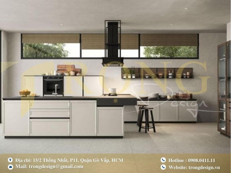 Bếp hiện đại, ấm cúng với tông màu be và gỗ sáng.