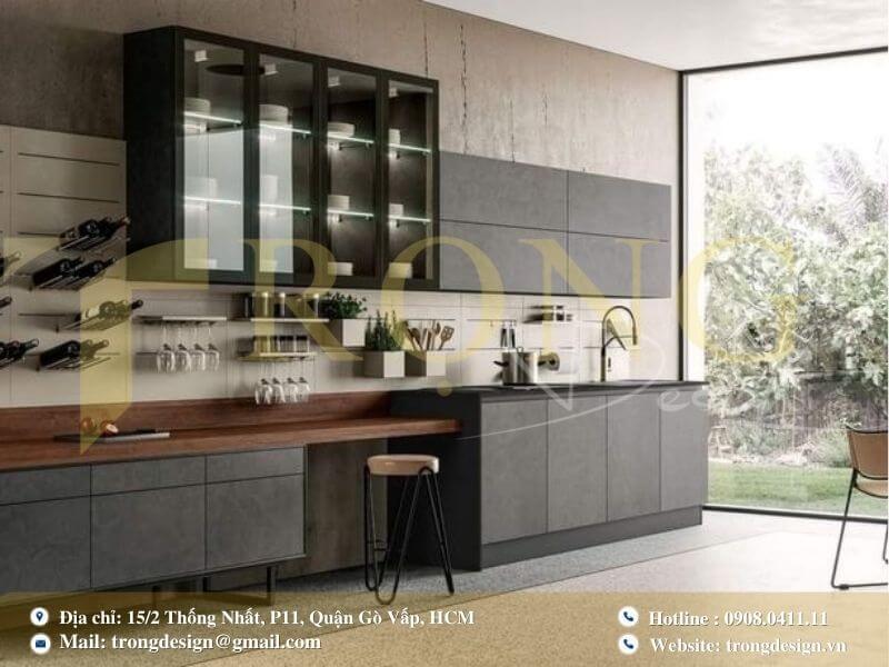 Phòng bếp hiện đại, tiện dụng với tông xám, gỗ.