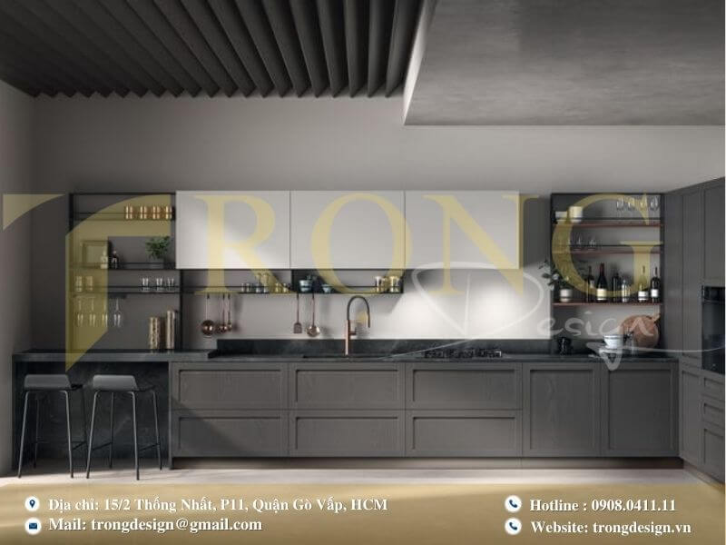 Bếp hiện đại, tươi sáng với tông màu trắng và gỗ ấm áp.