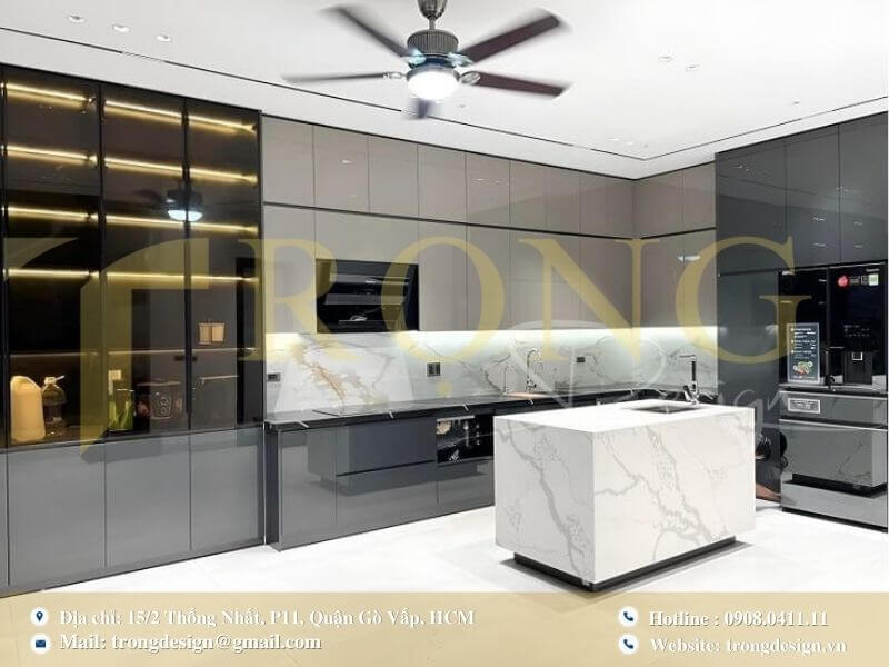 Bếp hiện đại, ấm cúng với sự kết hợp hài hòa giữa gỗ và tông màu xám.
