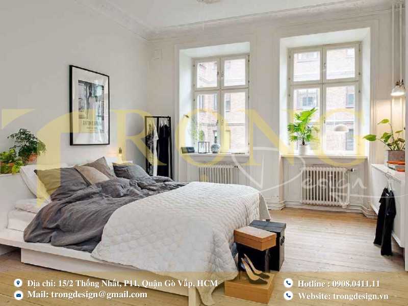 Phòng ngủ phong cách Scandinavian, tông trắng, sàn gỗ, ánh sáng tự nhiên, decor ấm cúng.