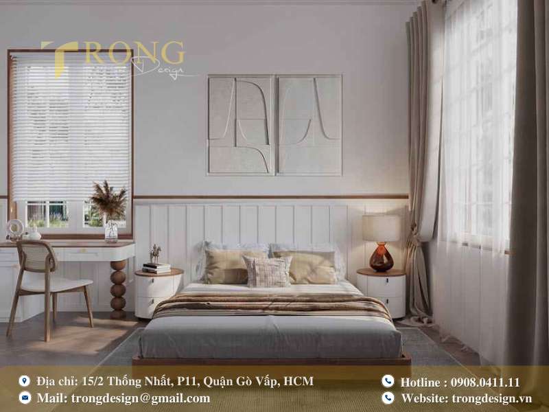 Căn phòng nhẹ nhàng với gam trung tính, giường gỗ thấp và ánh sáng tự nhiên từ cửa sổ lớn.