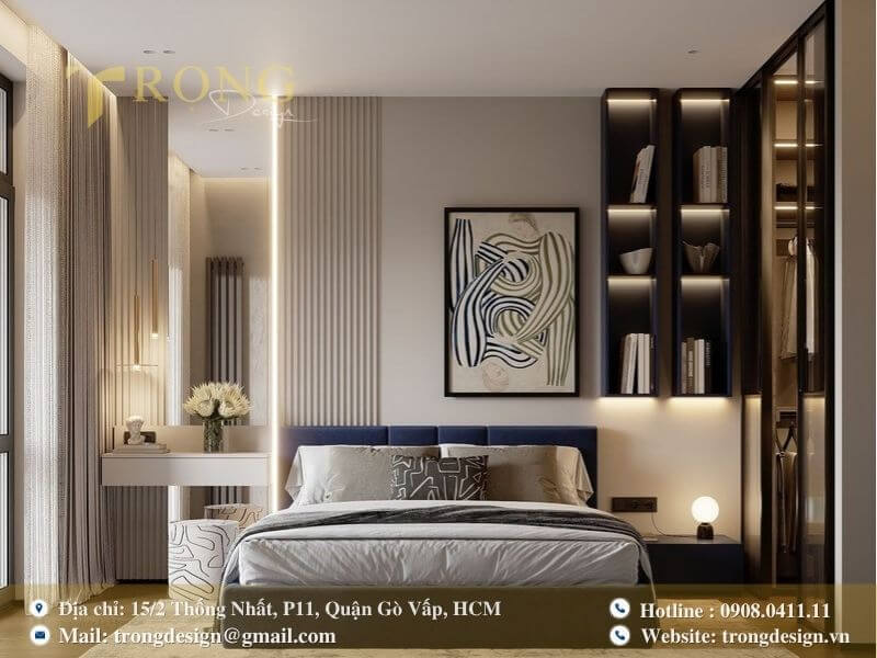 Phòng ngủ sang trọng với tường xanh đậm viền vàng và nội thất thanh lịch.