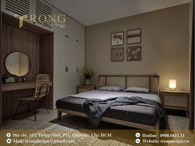 Phòng ngủ ấm cúng và tiện nghi với nội thất gỗ mây và tông màu be nhẹ nhàng.