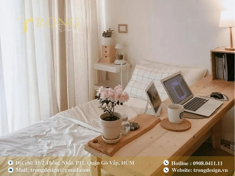 Phòng ngủ nhỏ ấm cúng với bàn làm việc tích hợp và ánh sáng tự nhiên.