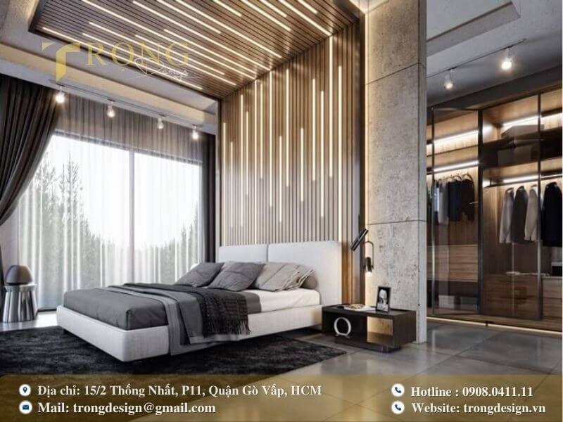 Phòng ngủ hiện đại với điểm nhấn ánh sáng từ tường và trần gỗ.