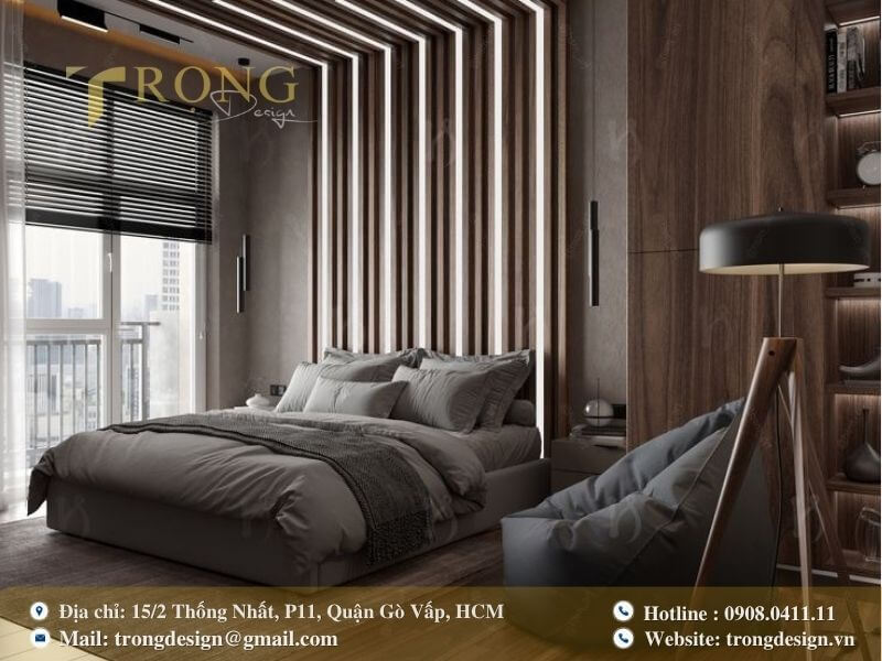 Phòng ngủ hiện đại với trần và tường ốp gỗ.