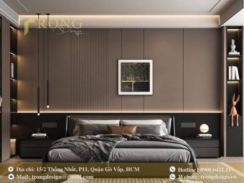 Phòng ngủ hiện đại, tinh tế với tông màu nâu đất, đen và kệ sách tích hợp.