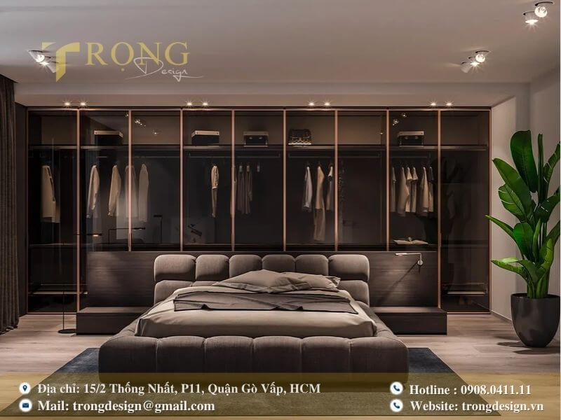 Phòng ngủ hiện đại với tủ quần áo bằng kính và không gian tối giản.