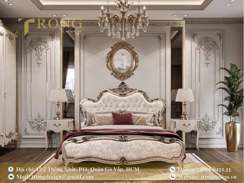 Phòng ngủ cổ điển sang trọng với nội thất chạm khắc.