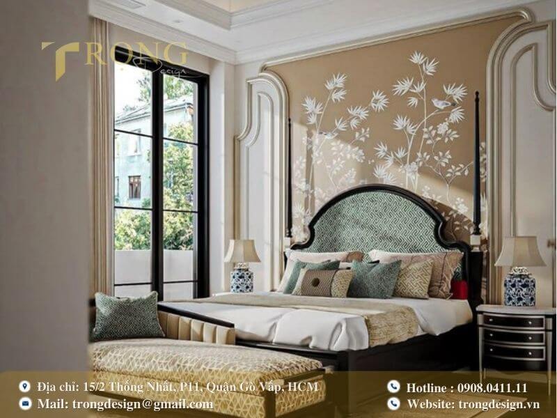 Phòng ngủ cổ điển với chi tiết kiến trúc Pháp và họa tiết hoa văn Á Đông.