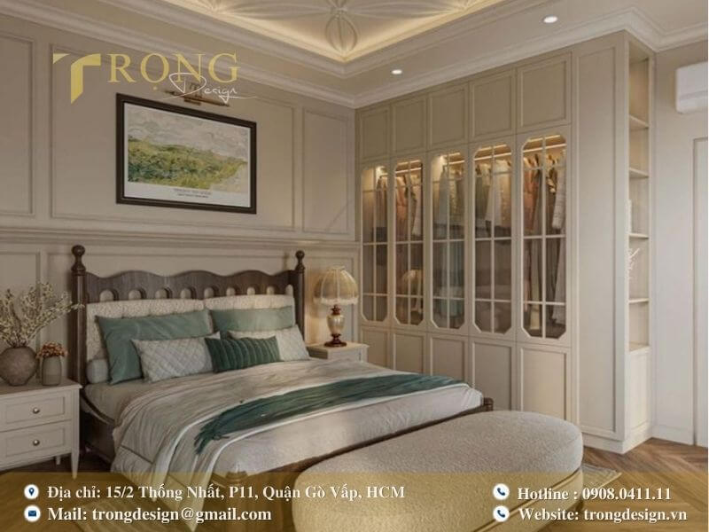 Phòng ngủ tân cổ điển ấm áp với nội thất gỗ và trần nhà trang trí tinh xảo.