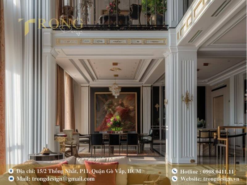 Nội thất phòng khách thông tầng tân cổ điển với cột trụ lớn và chi tiết mạ vàng.