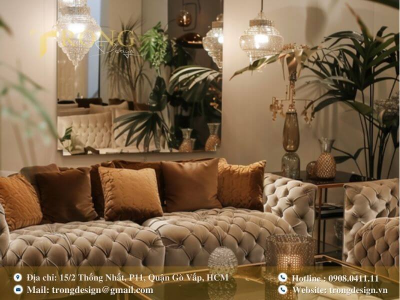 Thiết kế phòng khách cổ điển lãng mạn với nội thất bọc nhung và đèn chùm pha lê.