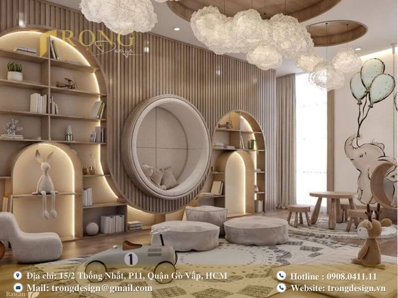Phòng khách sáng tạo với đèn trần hình đám mây và kệ sách độc đáo.