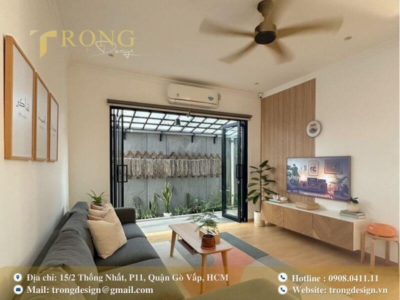 Phòng khách hiện đại, ấm cúng với không gian mở ra thiên nhiên.